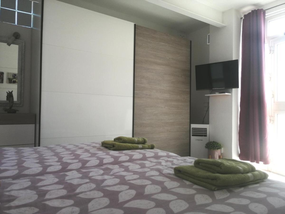 Studio Apartment With Private Terrace, Jacuzzi & Views Mosta Eksteriør billede